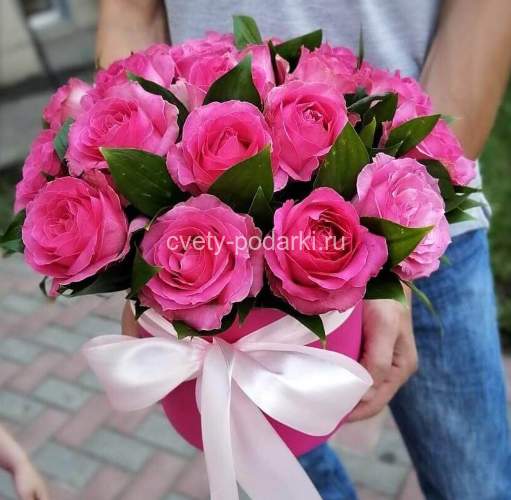 19 розовых роз в коробке  